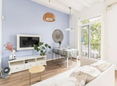 Отремонтированная квартира в Барселоне у моря, 2 комнаты