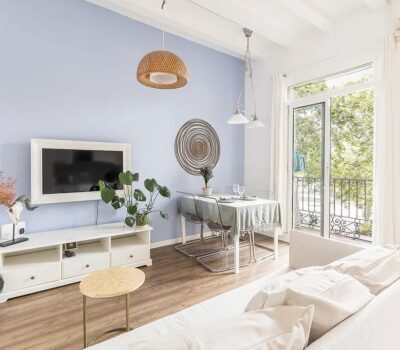 Отремонтированная квартира в Барселоне у моря, 2 комнаты