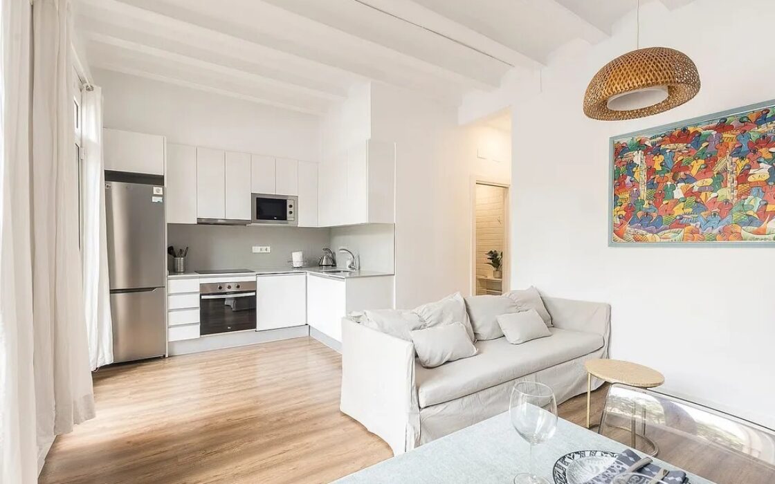 Отремонтированная квартира в Барселоне у моря, 2 комнаты