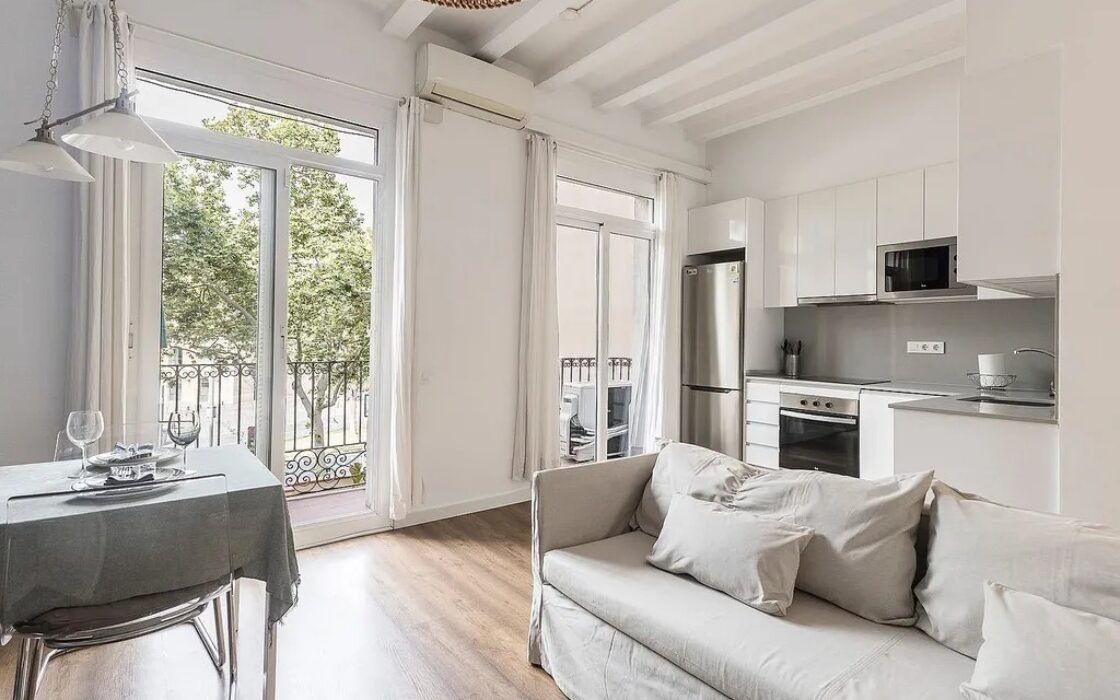 Отремонтированная квартира в Барселоне у моря, 2 комнаты