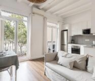 Отремонтированная квартира в Барселоне у моря, 2 комнаты