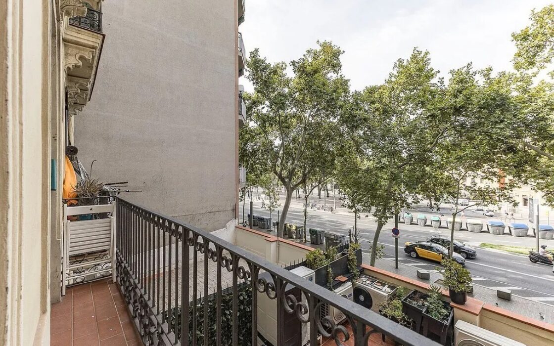 Отремонтированная квартира в Барселоне у моря, 2 комнаты