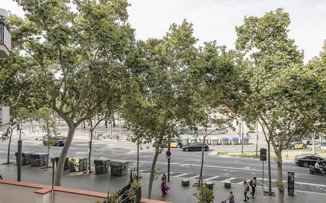 Отремонтированная квартира в Барселоне у моря, 2 комнаты