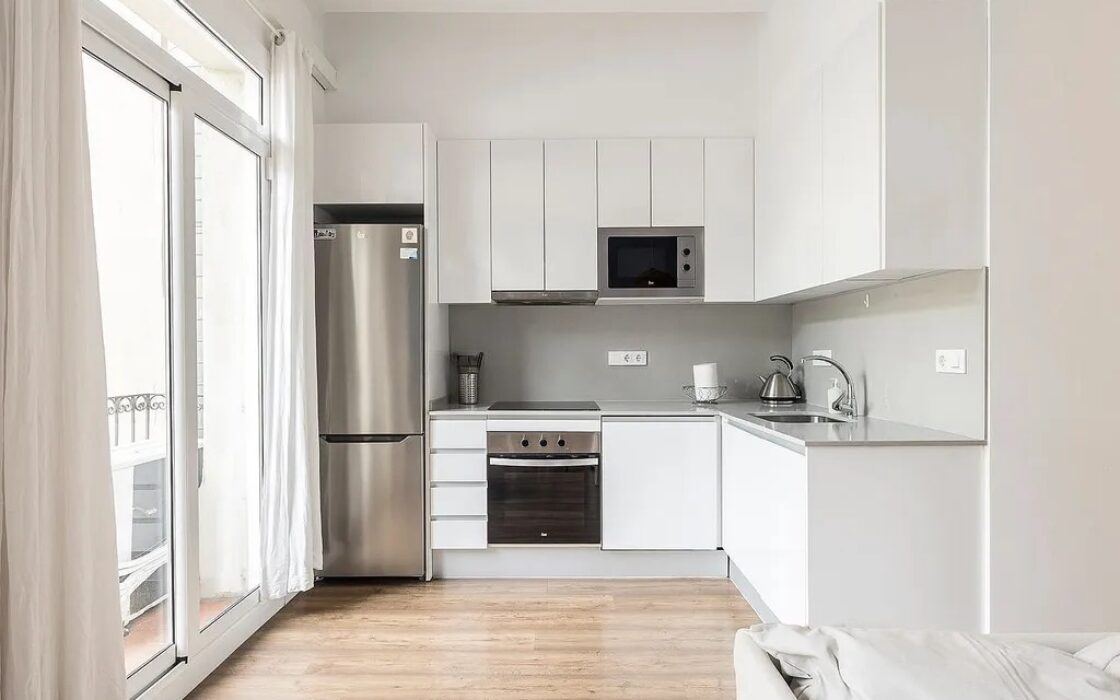 Отремонтированная квартира в Барселоне у моря, 2 комнаты