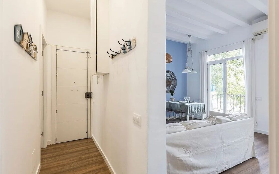 Отремонтированная квартира в Барселоне у моря, 2 комнаты