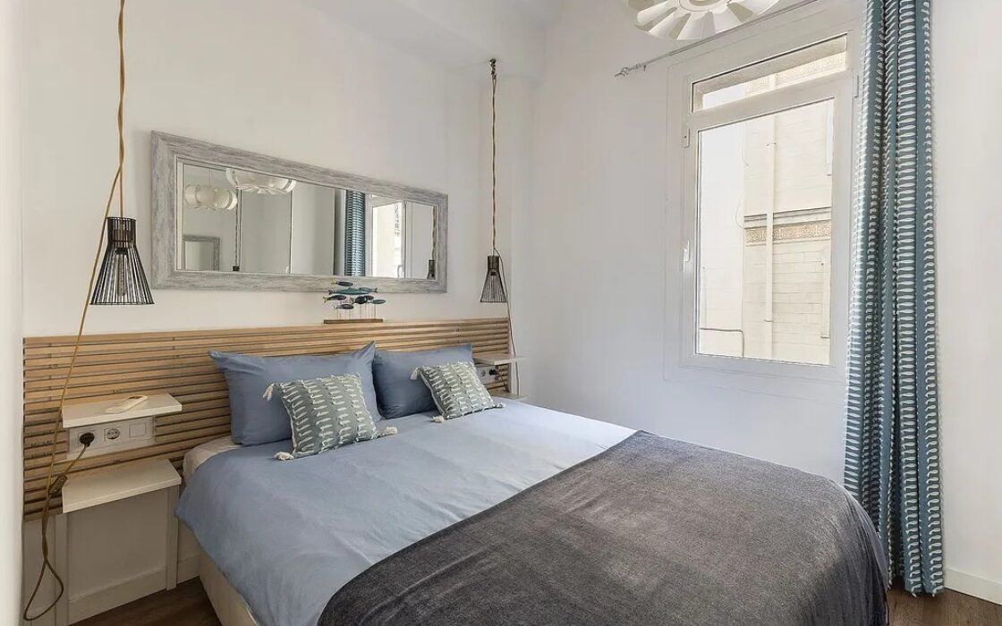 Отремонтированная квартира в Барселоне у моря, 2 комнаты