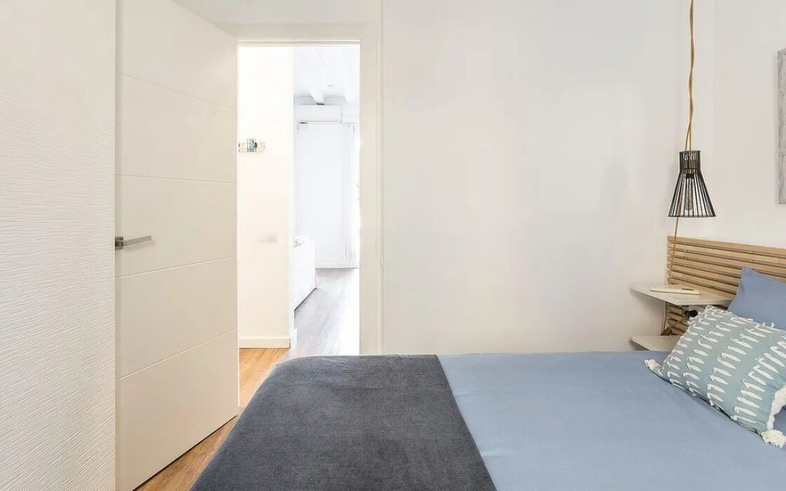 Отремонтированная квартира в Барселоне у моря, 2 комнаты