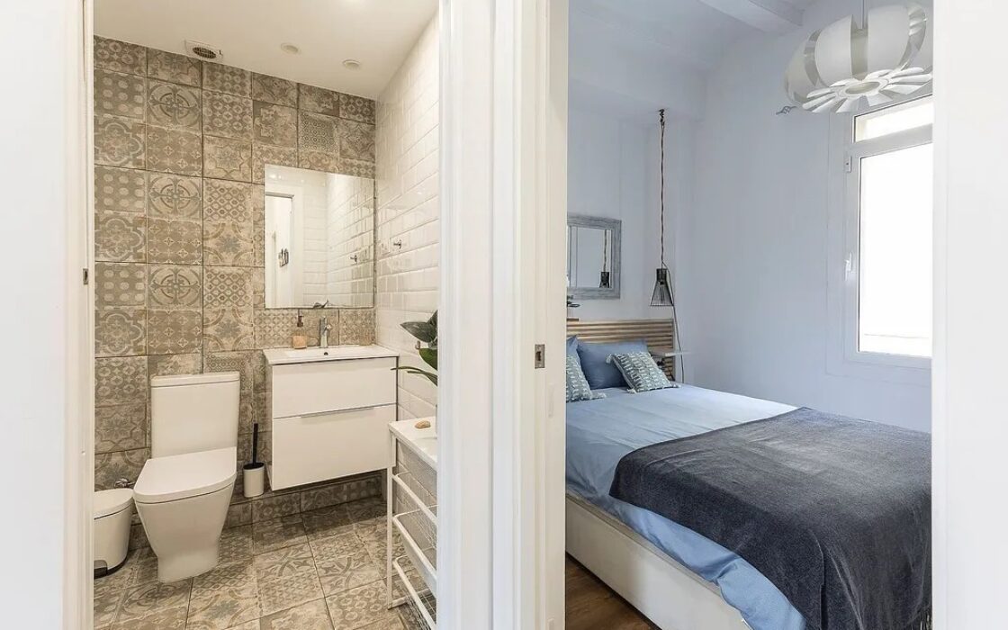 Отремонтированная квартира в Барселоне у моря, 2 комнаты