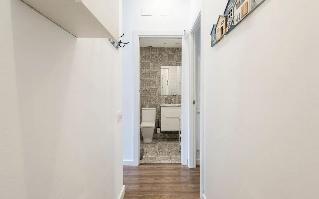 Отремонтированная квартира в Барселоне у моря, 2 комнаты