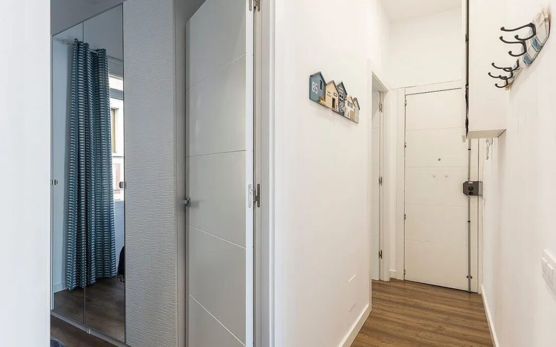 Отремонтированная квартира в Барселоне у моря, 2 комнаты