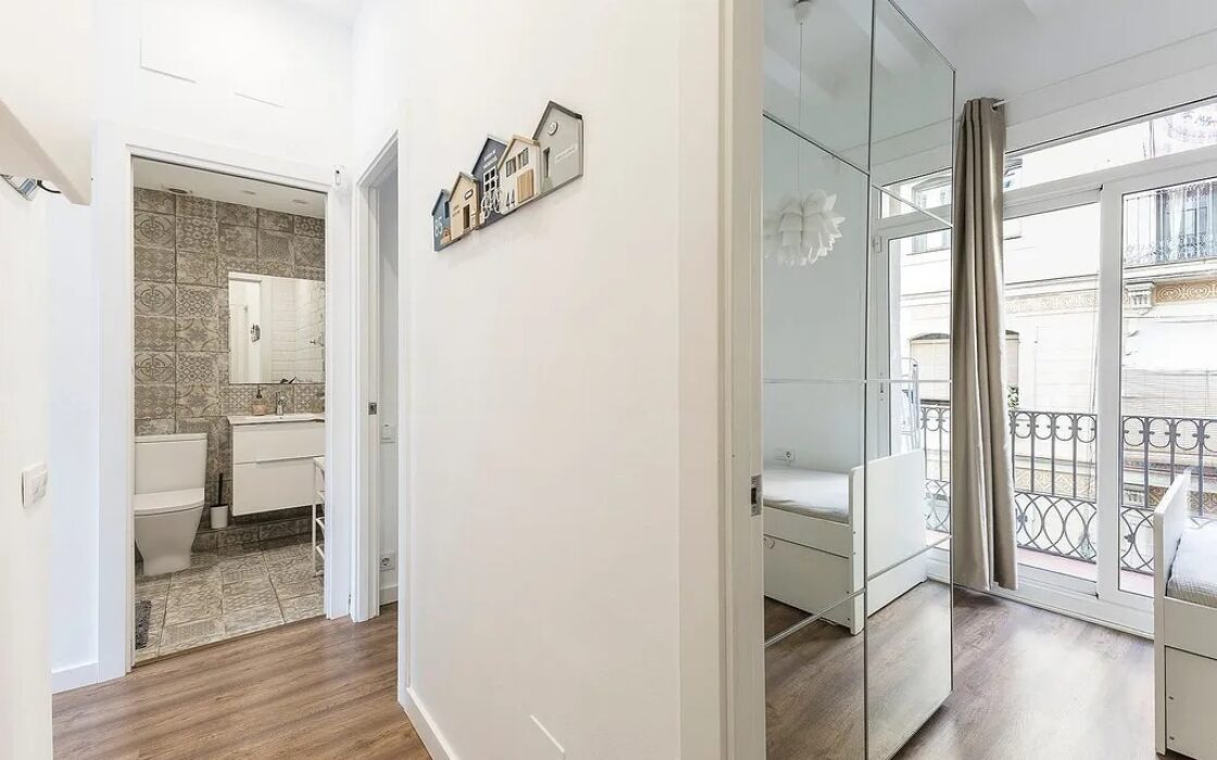 Отремонтированная квартира в Барселоне у моря, 2 комнаты