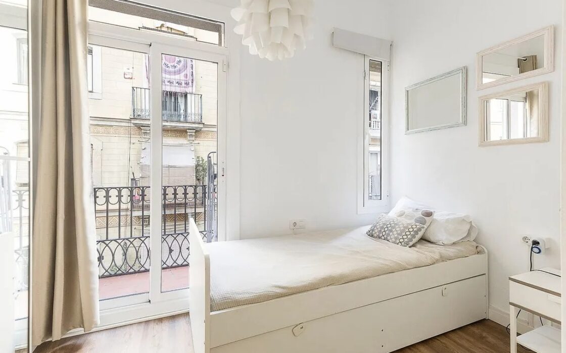 Отремонтированная квартира в Барселоне у моря, 2 комнаты