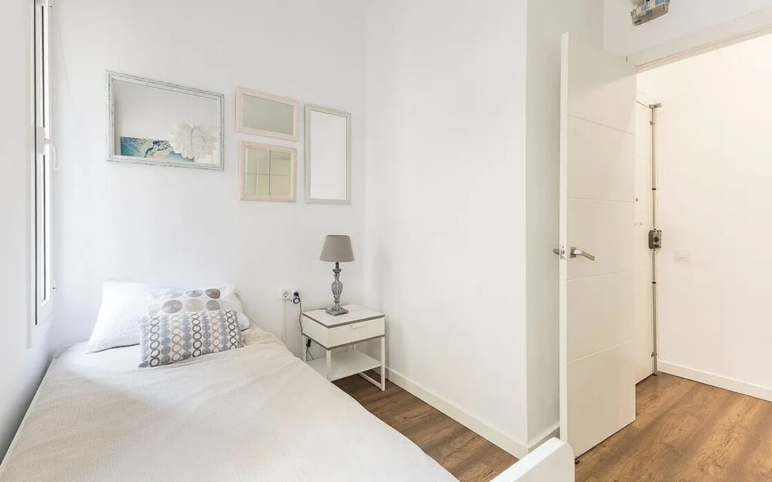 Отремонтированная квартира в Барселоне у моря, 2 комнаты