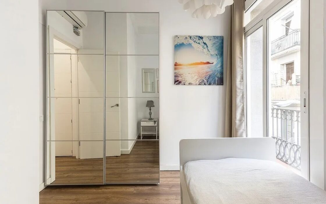 Отремонтированная квартира в Барселоне у моря, 2 комнаты