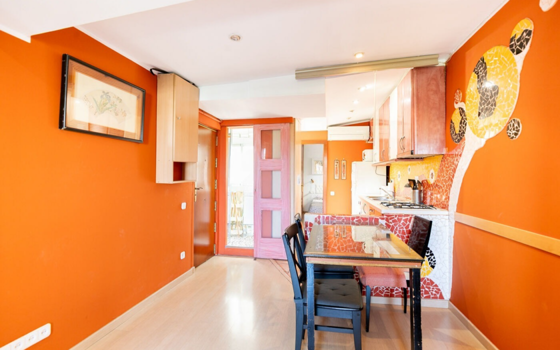 Квартира 50 кв.м з балконом в центрі Барселони