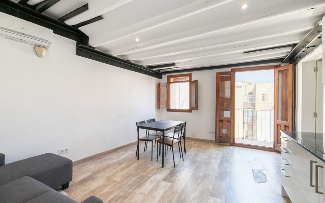 Квартира з балконом в Ель Борн, Барселона, 73 кв.м.