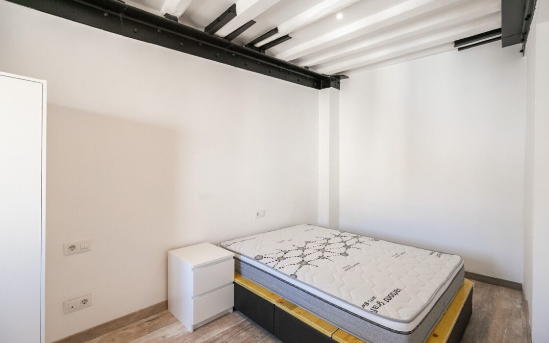 Квартира з балконом в Ель Борн, Барселона, 73 кв.м.