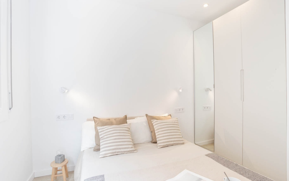 Сучасна квартира 54 кв.м в центрі Барселони з ремонтом