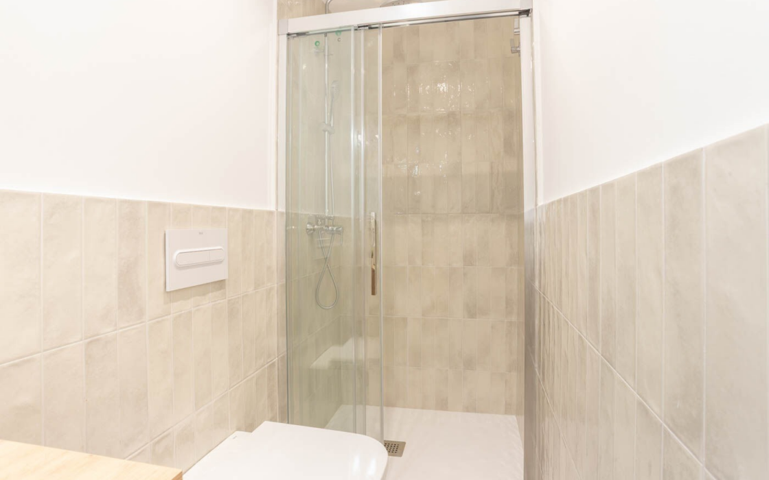 Сучасна квартира 54 кв.м в центрі Барселони з ремонтом