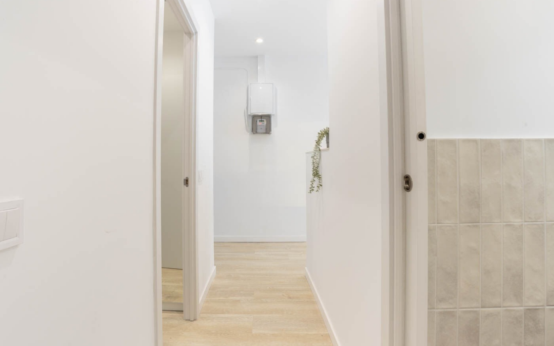 Сучасна квартира 54 кв.м в центрі Барселони з ремонтом