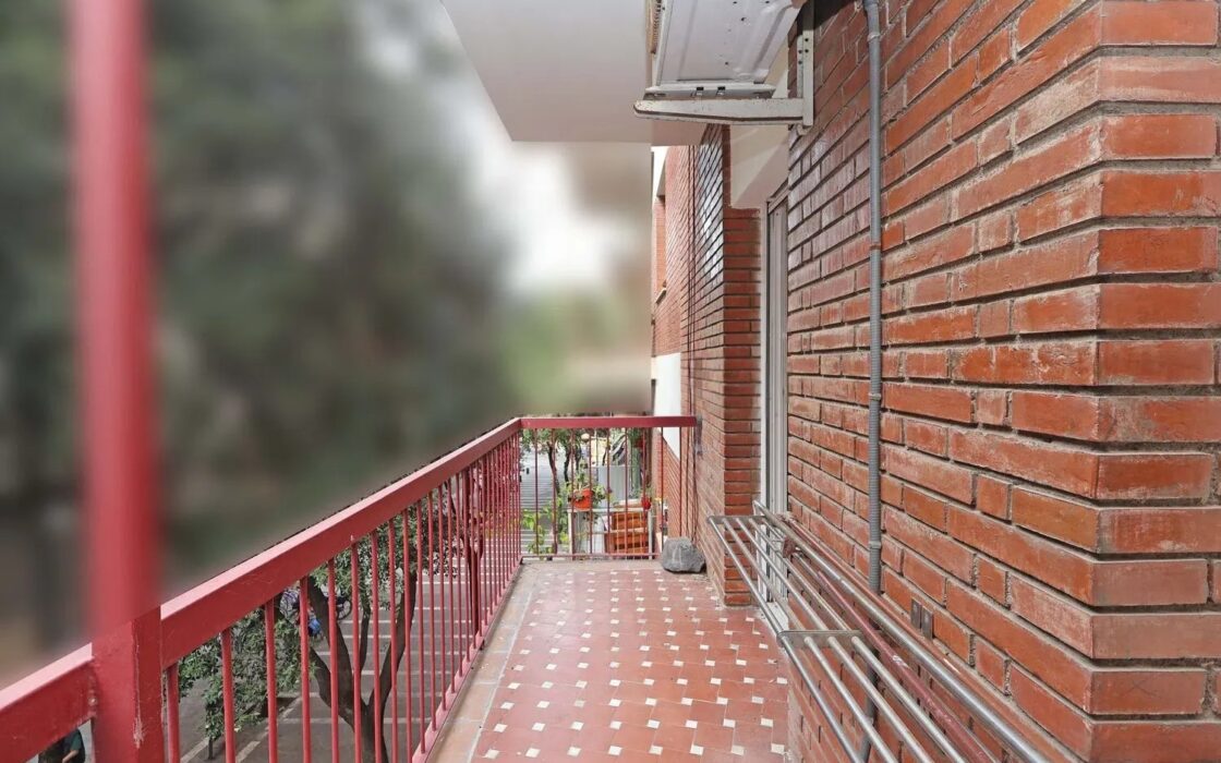 Світла квартира 80 кв.м в Побле-Сек, Барселона з балконом