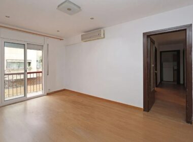 Світла квартира 80 кв.м в Побле-Сек, Барселона з балконом