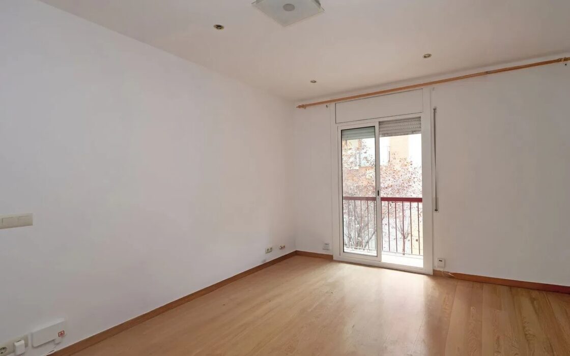 Світла квартира 80 кв.м в Побле-Сек, Барселона з балконом