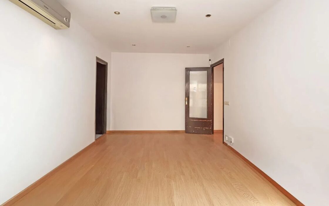 Світла квартира 80 кв.м в Побле-Сек, Барселона з балконом