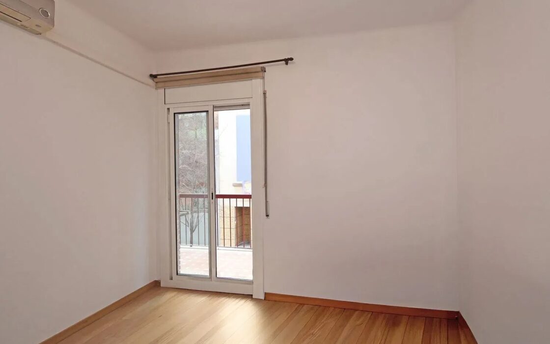 Світла квартира 80 кв.м в Побле-Сек, Барселона з балконом