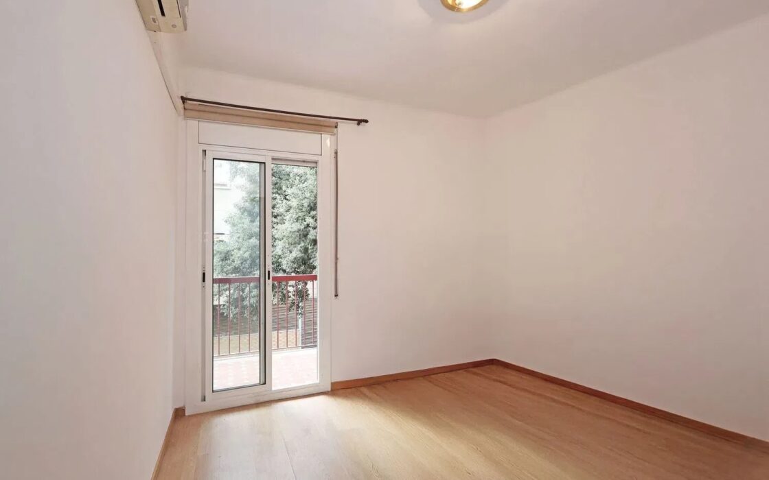 Світла квартира 80 кв.м в Побле-Сек, Барселона з балконом