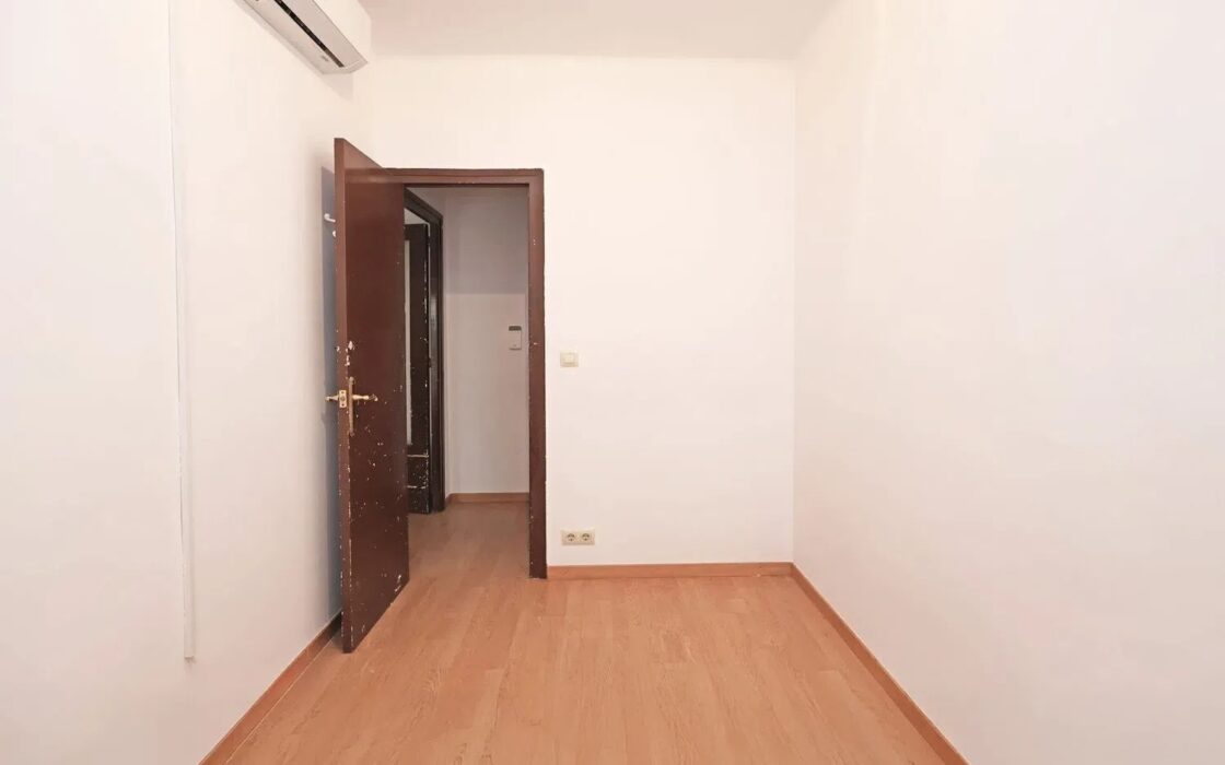 Світла квартира 80 кв.м в Побле-Сек, Барселона з балконом