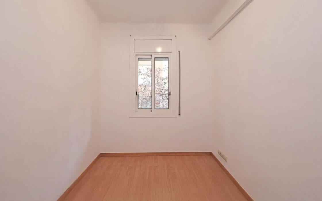 Світла квартира 80 кв.м в Побле-Сек, Барселона з балконом