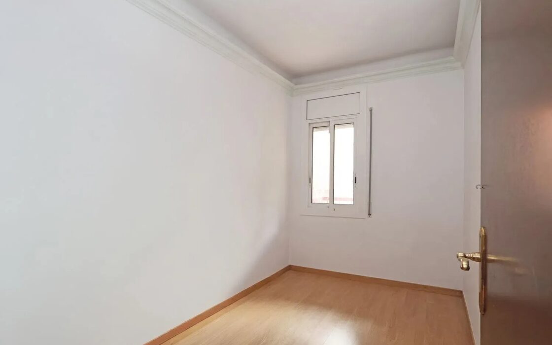 Світла квартира 80 кв.м в Побле-Сек, Барселона з балконом