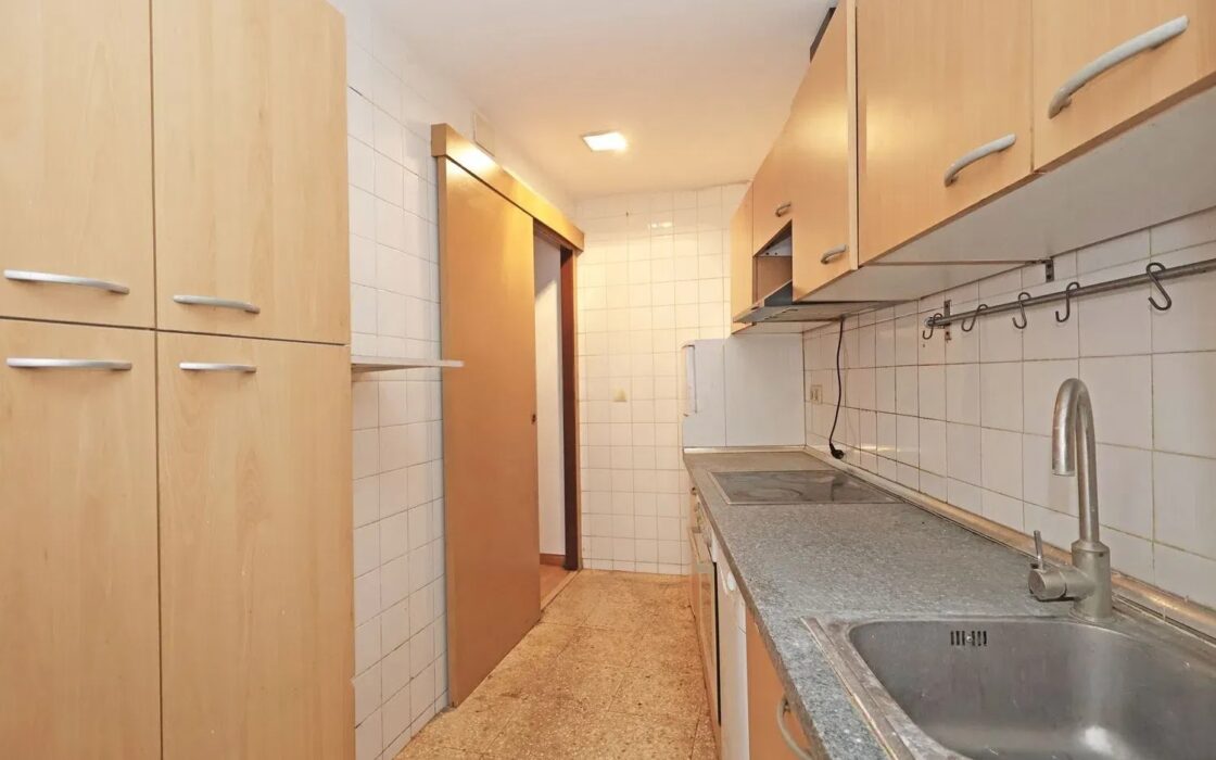 Світла квартира 80 кв.м в Побле-Сек, Барселона з балконом