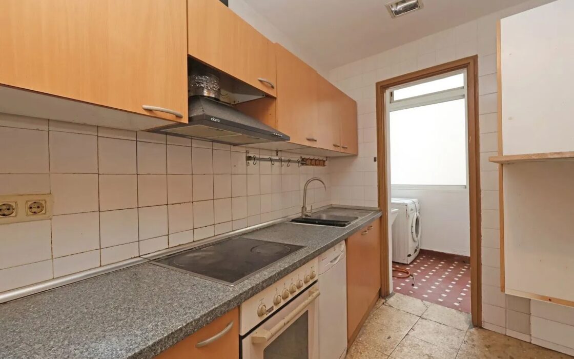 Світла квартира 80 кв.м в Побле-Сек, Барселона з балконом