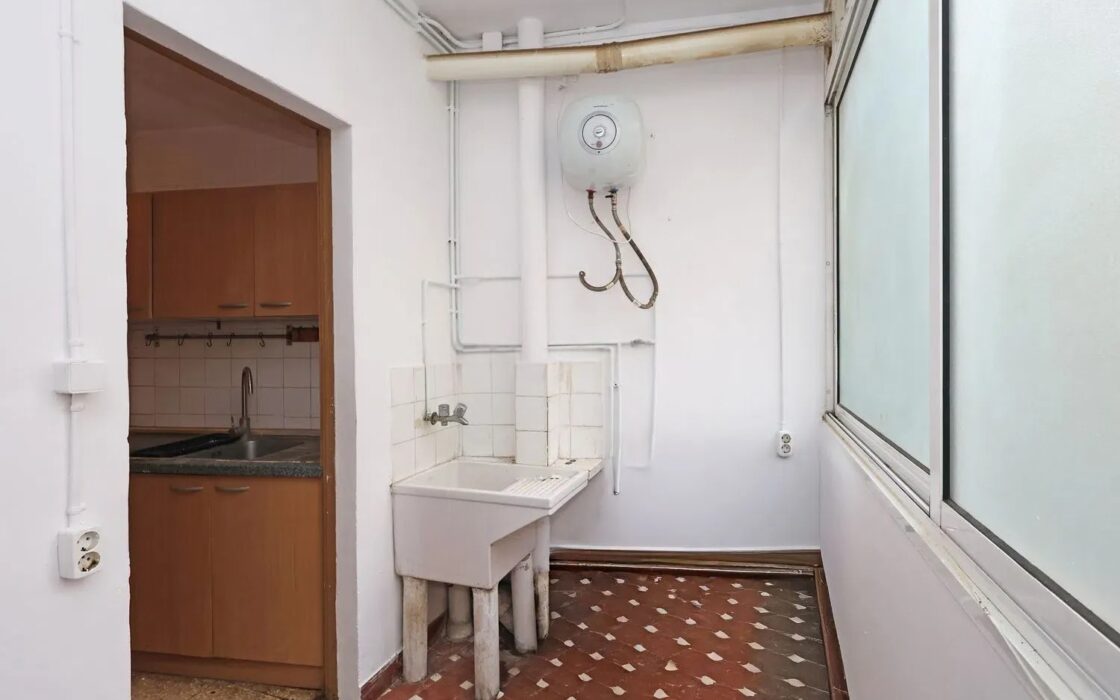 Світла квартира 80 кв.м в Побле-Сек, Барселона з балконом