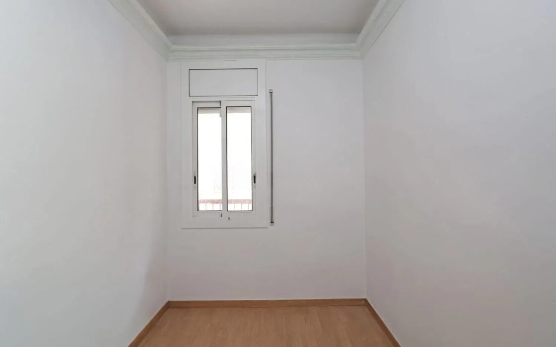 Світла квартира 80 кв.м в Побле-Сек, Барселона з балконом