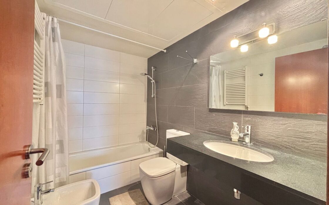 Елегантна квартира 78 кв.м на верхньому поверсі Барселони