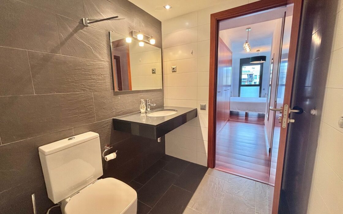 Елегантна квартира 78 кв.м на верхньому поверсі Барселони