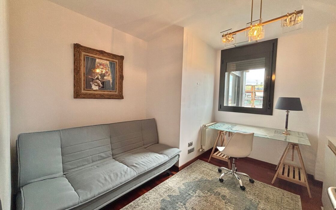 Елегантна квартира 78 кв.м на верхньому поверсі Барселони