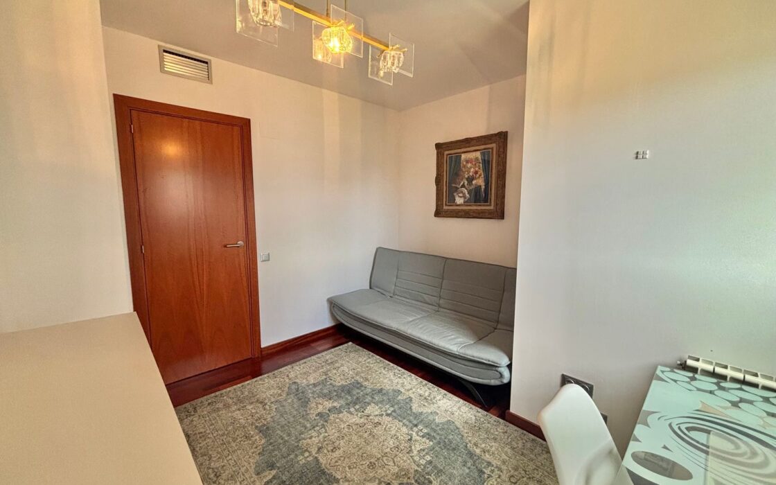 Елегантна квартира 78 кв.м на верхньому поверсі Барселони