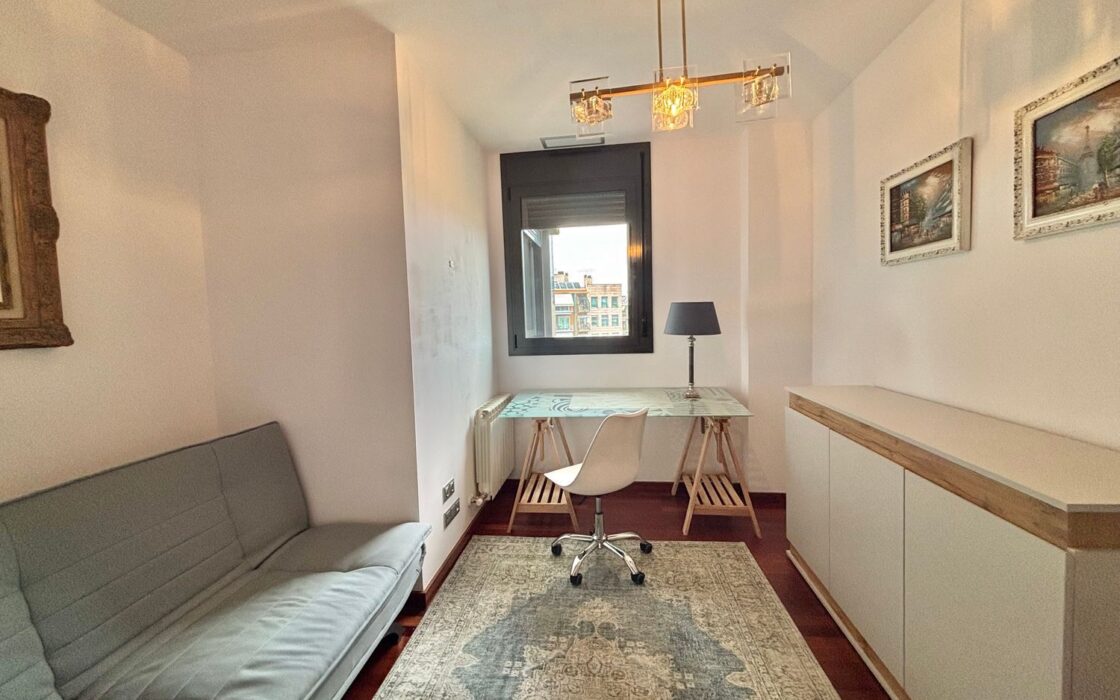 Елегантна квартира 78 кв.м на верхньому поверсі Барселони