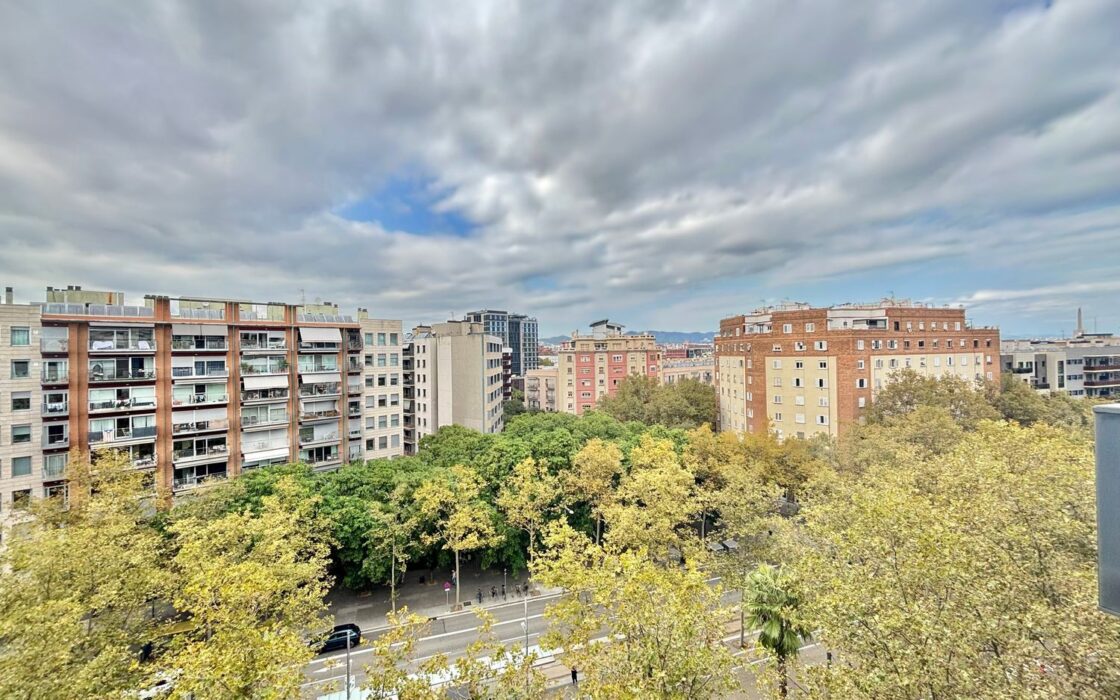 Елегантна квартира 78 кв.м на верхньому поверсі Барселони