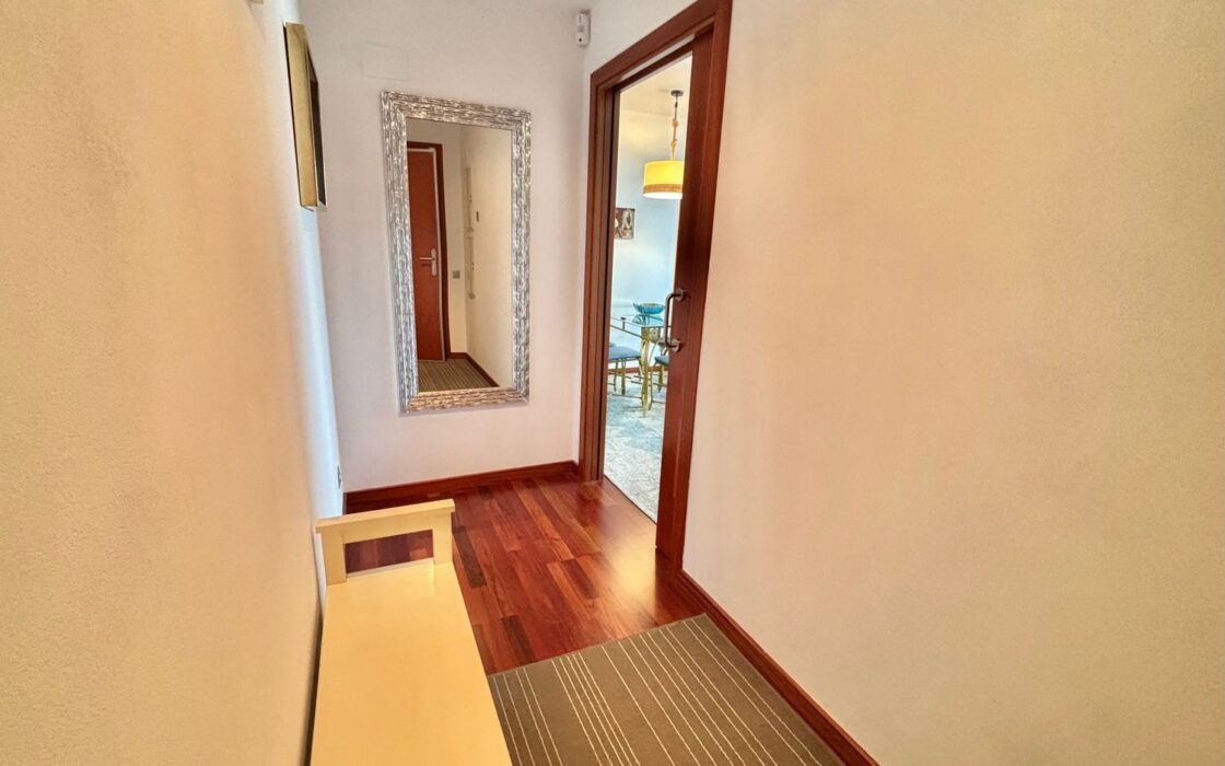 Елегантна квартира 78 кв.м на верхньому поверсі Барселони