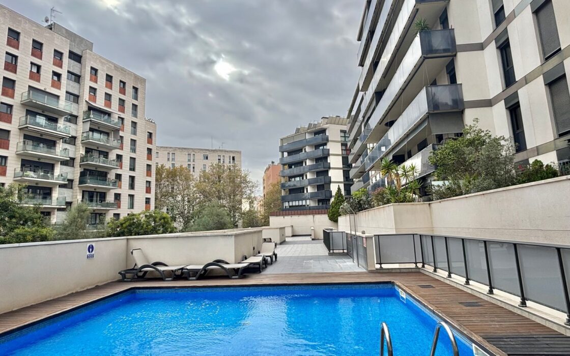 Елегантна квартира 78 кв.м на верхньому поверсі Барселони