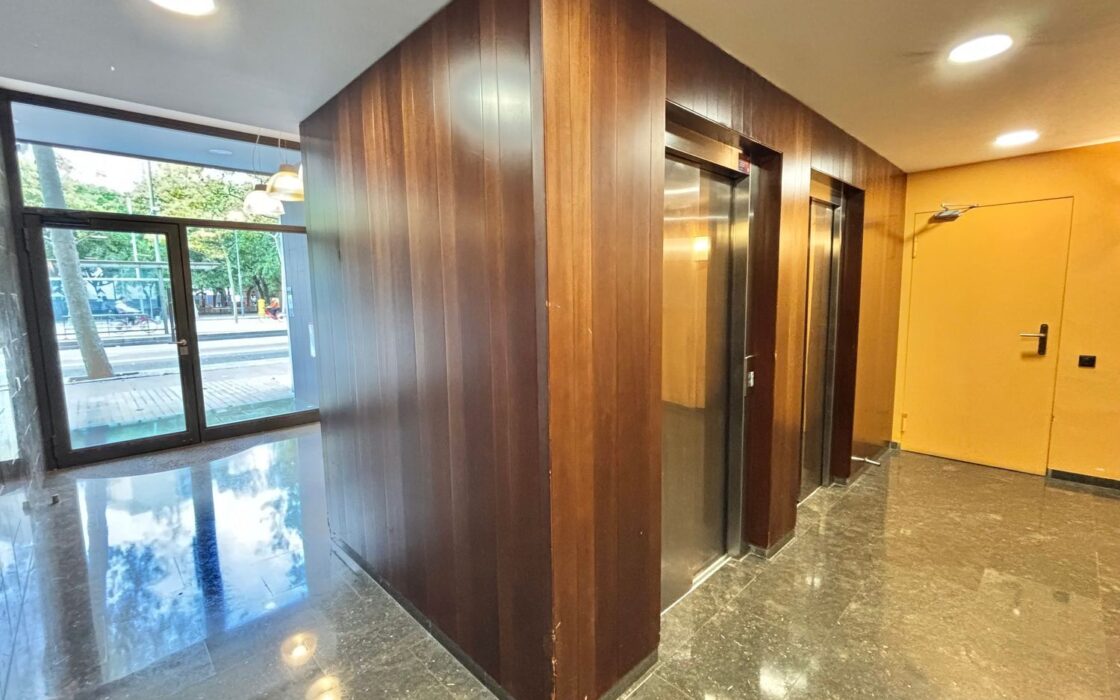 Елегантна квартира 78 кв.м на верхньому поверсі Барселони