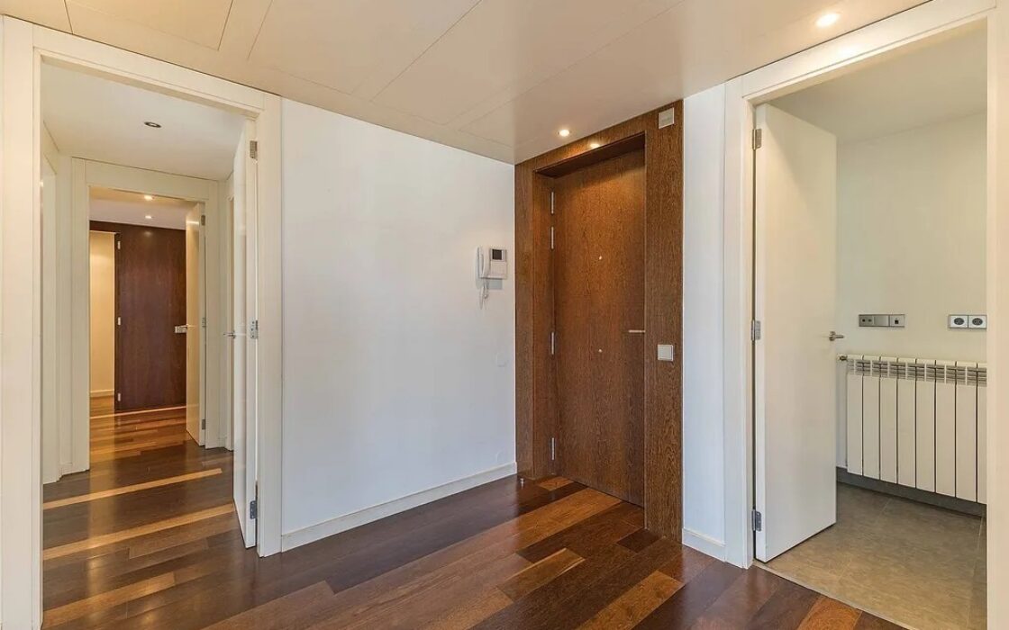 Світла квартира в Саррії з балконом та паркуванням 100 кв.м