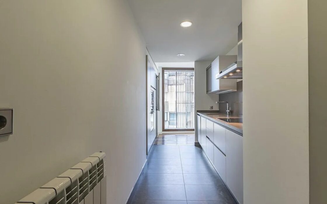 Світла квартира в Саррії з балконом та паркуванням 100 кв.м