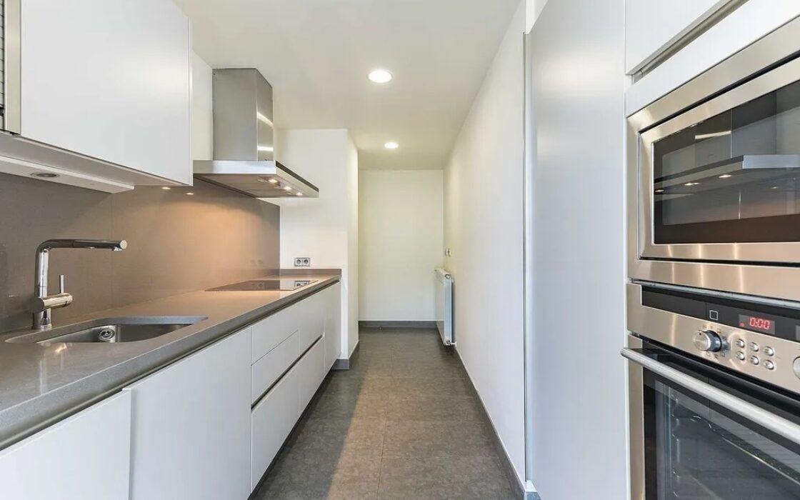 Світла квартира в Саррії з балконом та паркуванням 100 кв.м