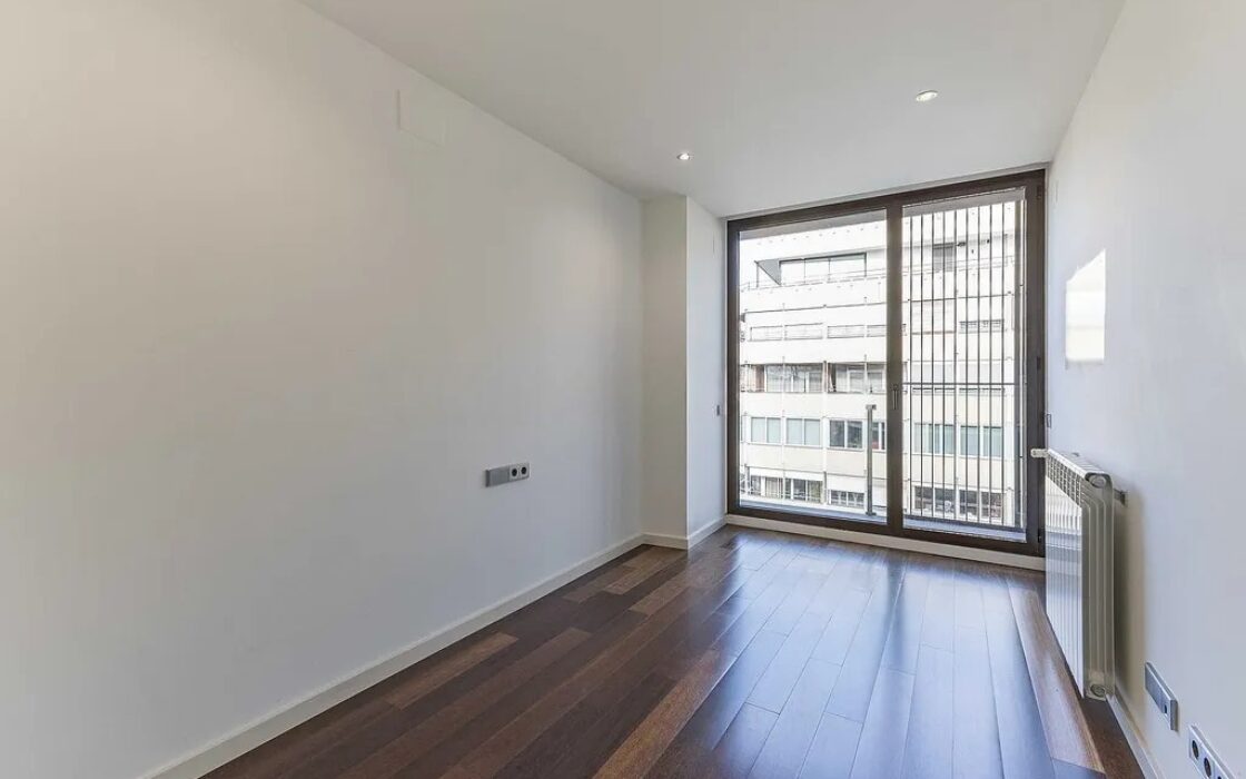 Світла квартира в Саррії з балконом та паркуванням 100 кв.м